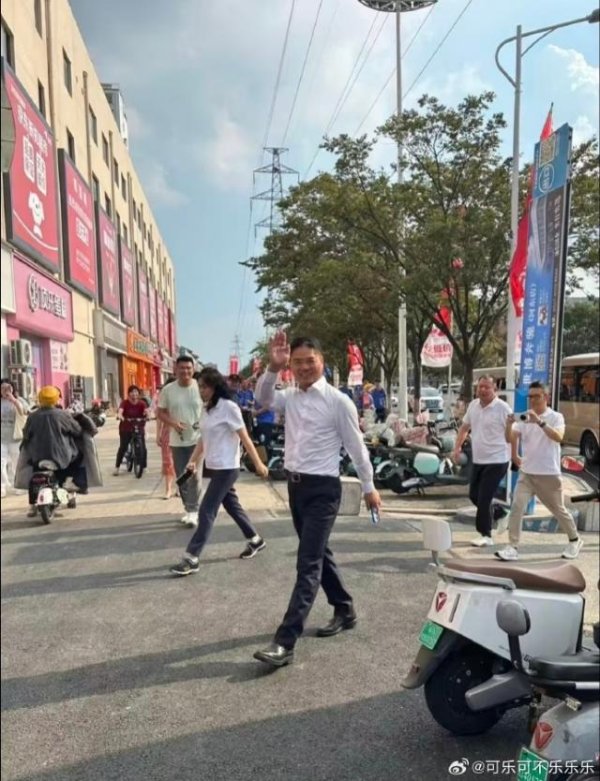TopBull 太接地气了！刘强东宿迁逛夜市，与老乡合影、拿盆喝酒